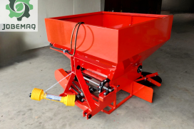 DISTRIBUIDOR DE ADUBO PARA TRATOR Jobemaq Máquinas e Implementos Agrícolas na Serra Gaúcha. Garfo Frontal, Rachador de Lenha, Distribuidor de Adubo para Trator, Plaina Traseira Hidráulica, Torre Empilhadeira para Trator, Carreta para Transporte, Roçadeira para Trator, Tombador de Bins Frontal e Giratório. Projetos, Máquinas e Implementos Agrícolas.