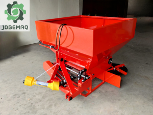 DISTRIBUIDOR DE ADUBO PARA TRATOR Jobemaq Máquinas e Implementos Agrícolas na Serra Gaúcha. Garfo Frontal, Rachador de Lenha, Distribuidor de Adubo para Trator, Plaina Traseira Hidráulica, Torre Empilhadeira para Trator, Carreta para Transporte, Roçadeira para Trator, Tombador de Bins Frontal e Giratório. Projetos, Máquinas e Implementos Agrícolas.