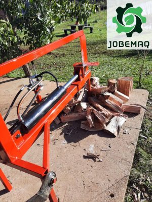 RACHADOR DE LENHA HIDRÁULICO Jobemaq Máquinas e Implementos Agrícolas na Serra Gaúcha. Garfo Frontal, Rachador de Lenha, Distribuidor de Adubo para Trator, Plaina Traseira Hidráulica, Torre Empilhadeira para Trator, Carreta para Transporte, Roçadeira para Trator, Tombador de Bins Frontal e Giratório. Projetos, Máquinas e Implementos Agrícolas.