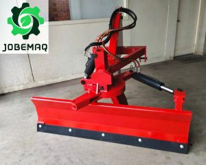 PLAINA/LAMINA TRASEIRA HIDRÁULICA Jobemaq Máquinas e Implementos Agrícolas na Serra Gaúcha. Garfo Frontal, Rachador de Lenha, Distribuidor de Adubo para Trator, Plaina Traseira Hidráulica, Torre Empilhadeira para Trator, Carreta para Transporte, Roçadeira para Trator, Tombador de Bins Frontal e Giratório. Projetos, Máquinas e Implementos Agrícolas.