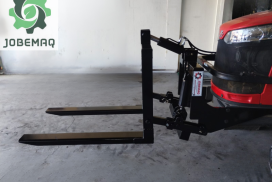 GARFO FRONTAL HIDRÁULICO Jobemaq Máquinas e Implementos Agrícolas na Serra Gaúcha. Garfo Frontal, Rachador de Lenha, Distribuidor de Adubo para Trator, Plaina Traseira Hidráulica, Torre Empilhadeira para Trator, Carreta para Transporte, Roçadeira para Trator, Tombador de Bins Frontal e Giratório. Projetos, Máquinas e Implementos Agrícolas.