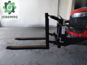 GARFO FRONTAL HIDRÁULICO Jobemaq Máquinas e Implementos Agrícolas na Serra Gaúcha. Garfo Frontal, Rachador de Lenha, Distribuidor de Adubo para Trator, Plaina Traseira Hidráulica, Torre Empilhadeira para Trator, Carreta para Transporte, Roçadeira para Trator, Tombador de Bins Frontal e Giratório. Projetos, Máquinas e Implementos Agrícolas.